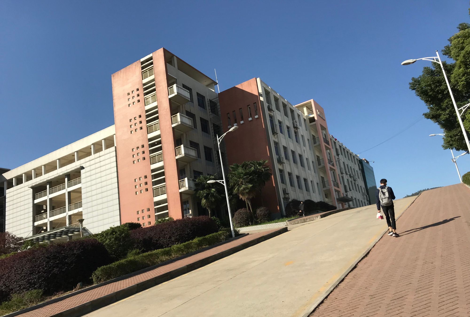 湖北省荆门市:荆楚理工学院,建于山间的美丽校园