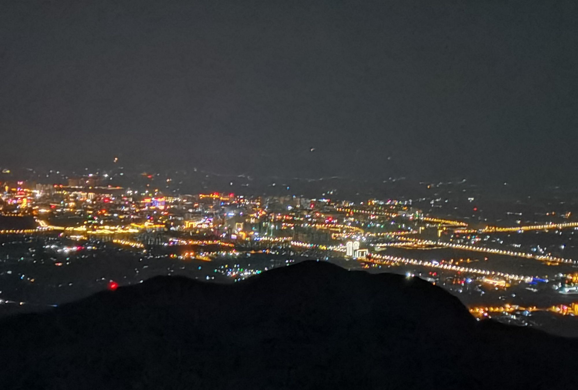 1 / 8 站在海拔3150米的凉风台看昭通城夜景