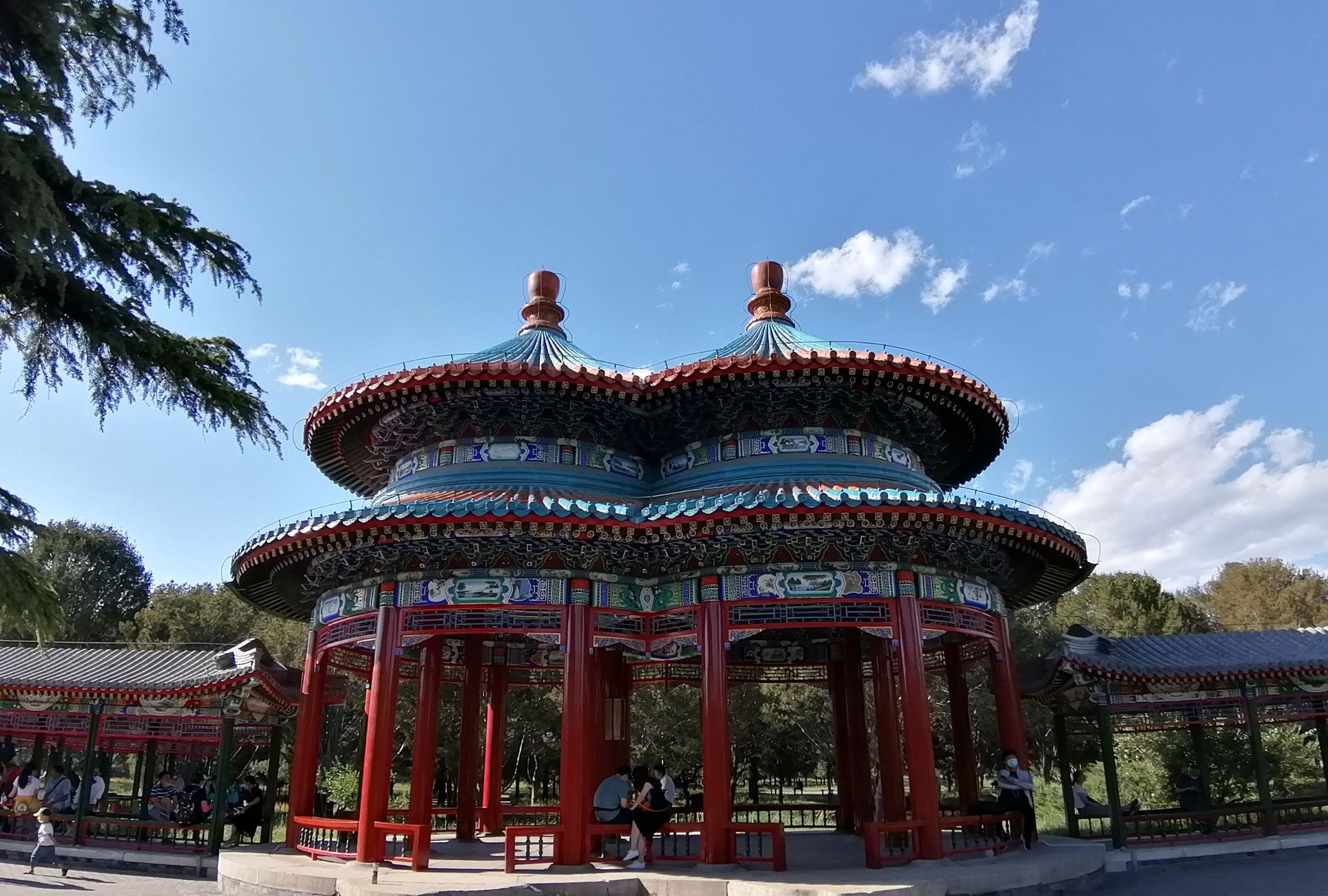 鲜花掩映下的天坛公园