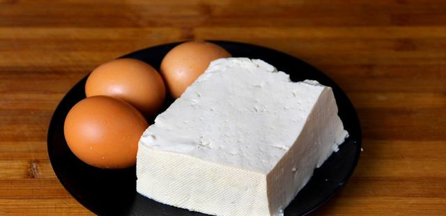 2元豆腐,加3个鸡蛋,这做法孩子最爱吃,吃一口就忘不了休闲区蓝鸢梦想 - Www.slyday.coM 2元豆腐,加3个鸡蛋,这做法孩子最爱吃,吃一口就忘不了休闲区蓝鸢梦想 - Www.slyday.coM