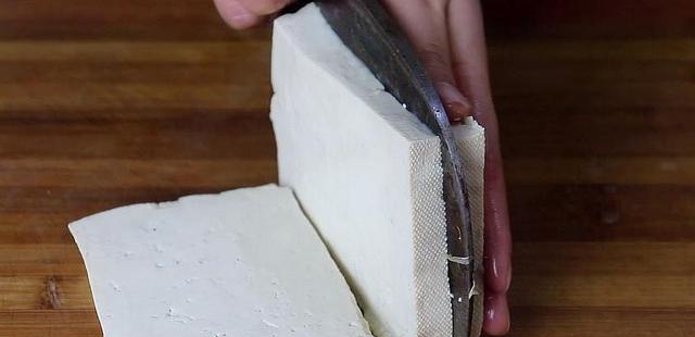 2元豆腐,加3个鸡蛋,这做法孩子最爱吃,吃一口就忘不了休闲区蓝鸢梦想 - Www.slyday.coM 2元豆腐,加3个鸡蛋,这做法孩子最爱吃,吃一口就忘不了休闲区蓝鸢梦想 - Www.slyday.coM