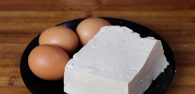 2元豆腐,加3个鸡蛋,这做法孩子最爱吃,吃一口就忘不了休闲区蓝鸢梦想 - Www.slyday.coM 2元豆腐,加3个鸡蛋,这做法孩子最爱吃,吃一口就忘不了休闲区蓝鸢梦想 - Www.slyday.coM