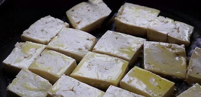 2元豆腐,加3个鸡蛋,这做法孩子最爱吃,吃一口就忘不了休闲区蓝鸢梦想 - Www.slyday.coM 2元豆腐,加3个鸡蛋,这做法孩子最爱吃,吃一口就忘不了休闲区蓝鸢梦想 - Www.slyday.coM