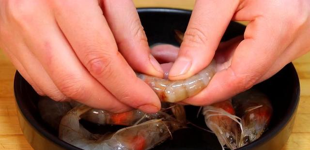 吃了30年的虾没想到虾壳这么好剥轻松完整受用一辈子