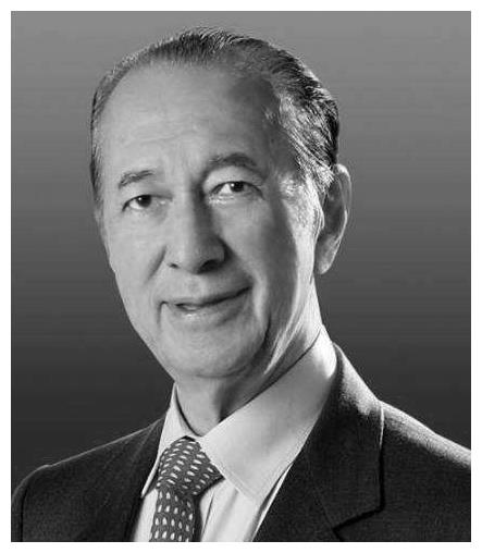 攀亲戚争遗产赌王灵堂外有人自称何家女儿网友竟觉得神似