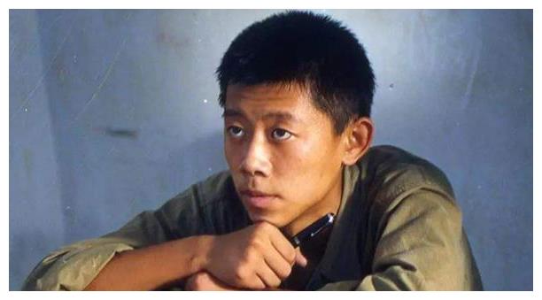 在报纸上看到一则信息,是姜文导演在为电影《阳光灿烂的日子》招聘演