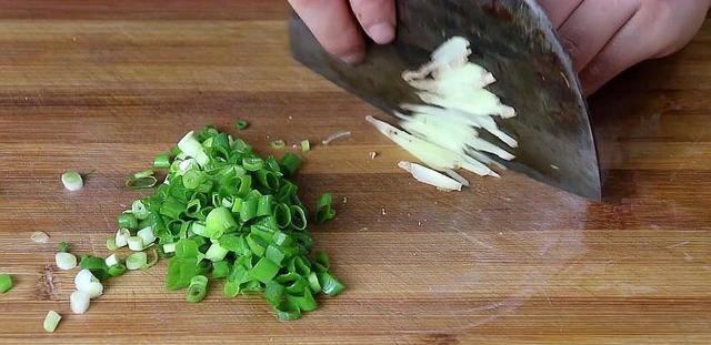 2元豆腐,加3个鸡蛋,这做法孩子最爱吃,吃一口就忘不了休闲区蓝鸢梦想 - Www.slyday.coM 2元豆腐,加3个鸡蛋,这做法孩子最爱吃,吃一口就忘不了休闲区蓝鸢梦想 - Www.slyday.coM