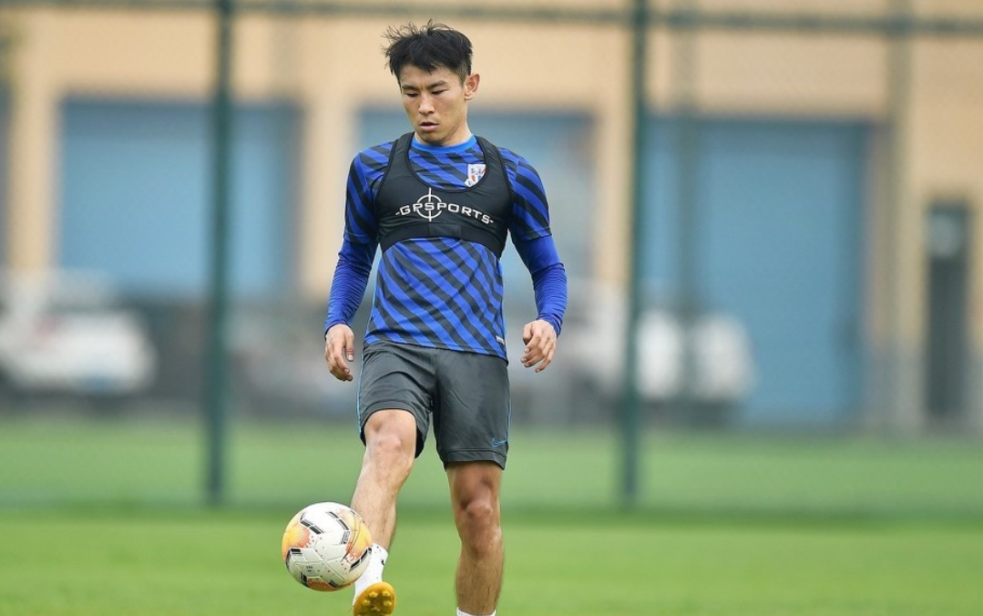 于汉超身穿申花训练服随队训练,但是于汉超没法在申花报名参赛