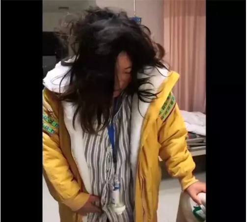 母爱太伟大了,我是顺产的,下床活动两腿直发抖,刚走两步就感觉要晕倒