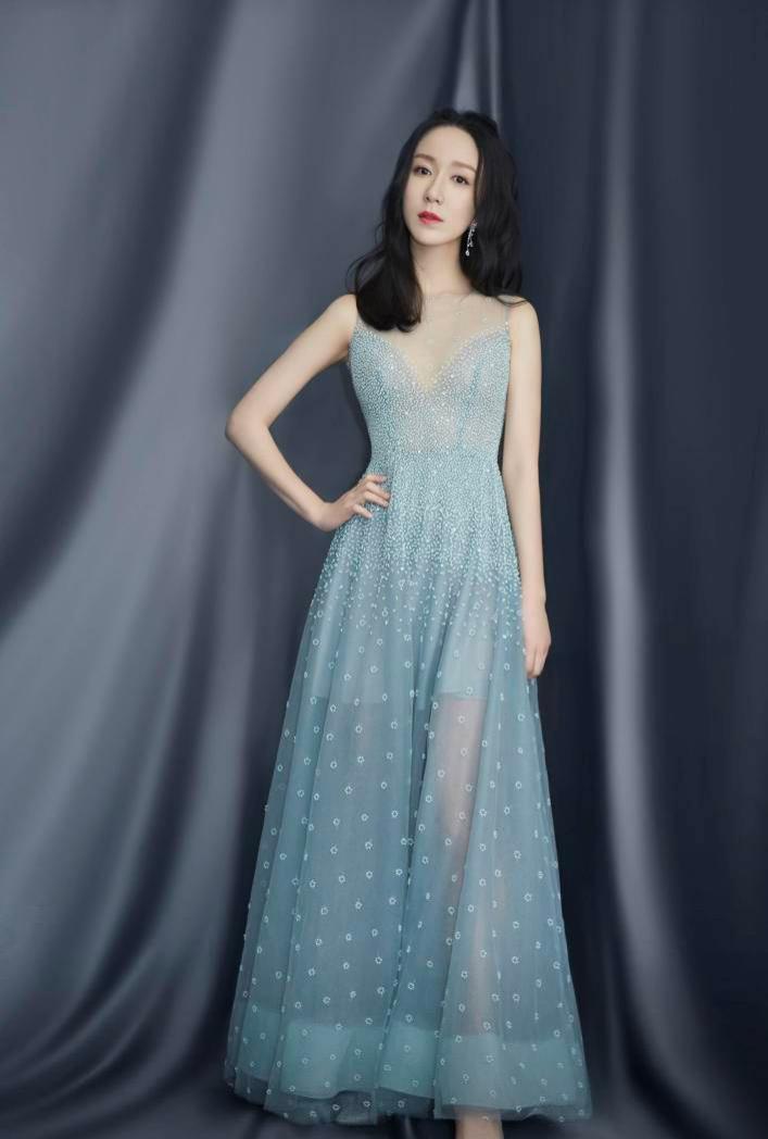 娄艺潇好丰满穿白色吊带露肩裙这身材爱情公寓女主里少见