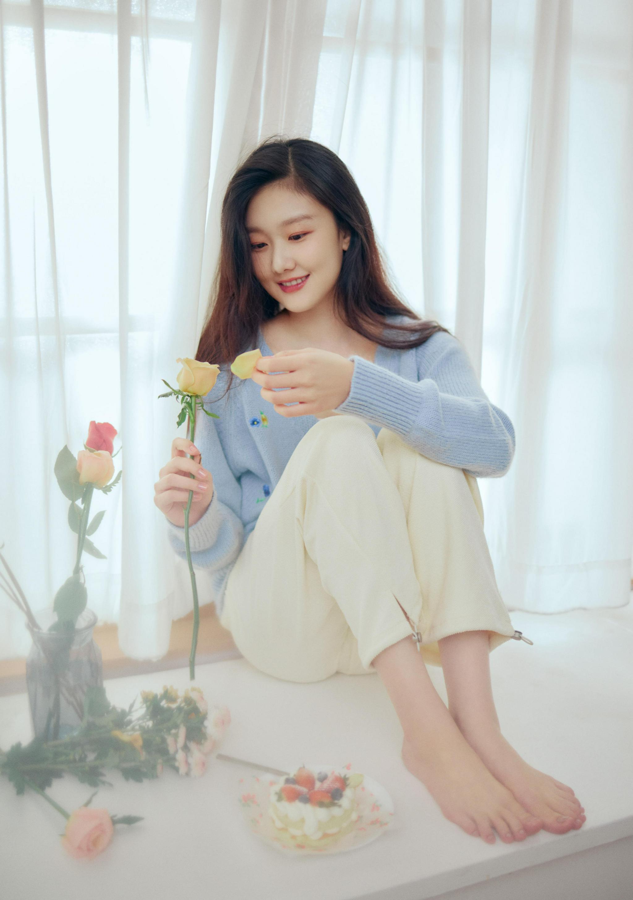 袁雨萱居家暖阳大片曝光清新甜美将初冬氛围拉满