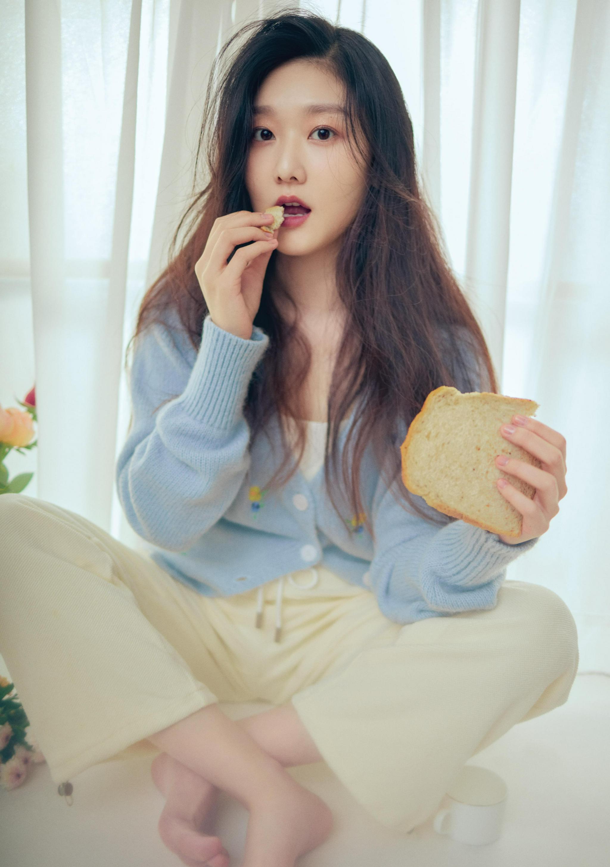 袁雨萱居家暖阳大片曝光清新甜美将初冬氛围拉满