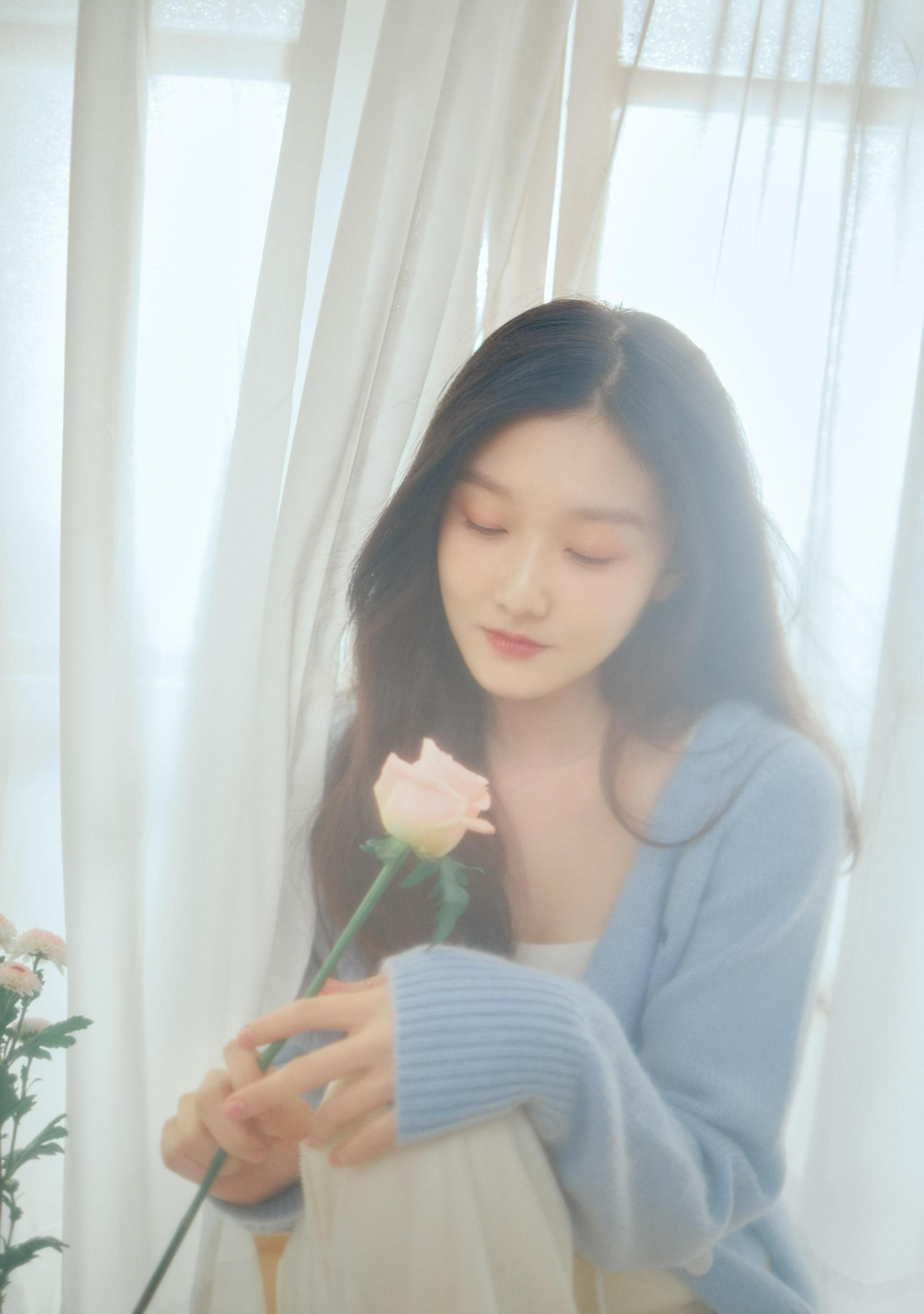 袁雨萱居家暖阳大片曝光清新甜美将初冬氛围拉满