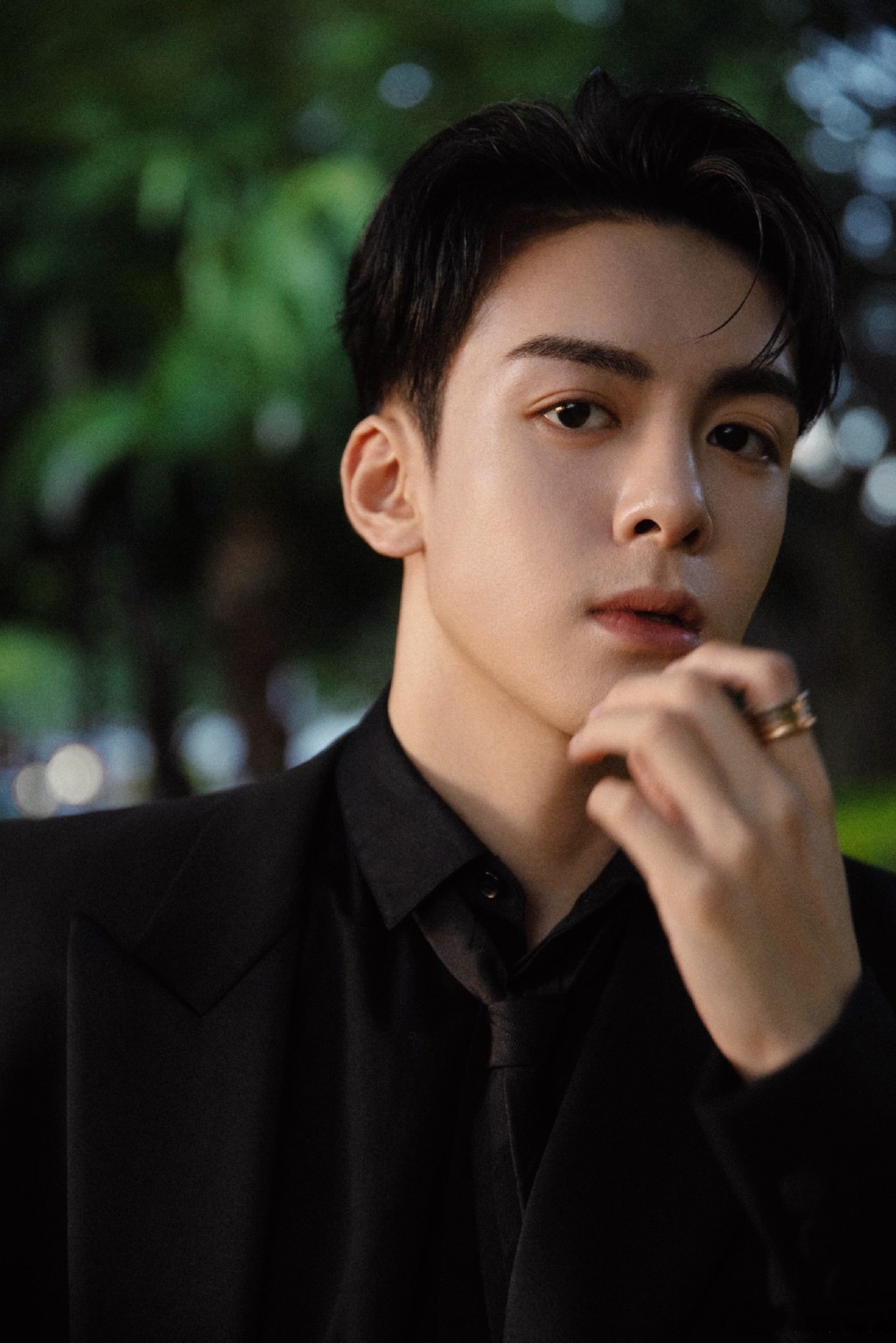 曾舜晞一身全黑西装造型,简洁利落帅气范十足,镜头下慵懒随性_高清