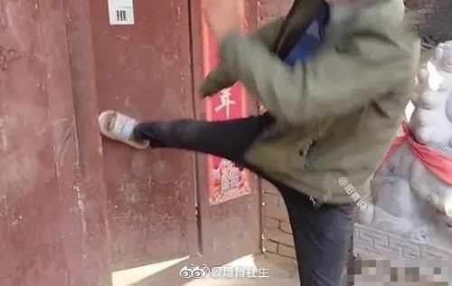 大衣哥又被砸门!外地小伙长跪不起要拜师,敲锣打鼓堵门口