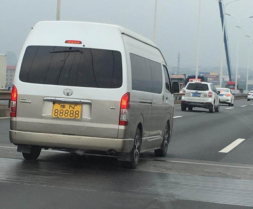 南通如东县城偶遇丰田考斯特,车牌"88888"太显眼了!_高清图集_新浪网