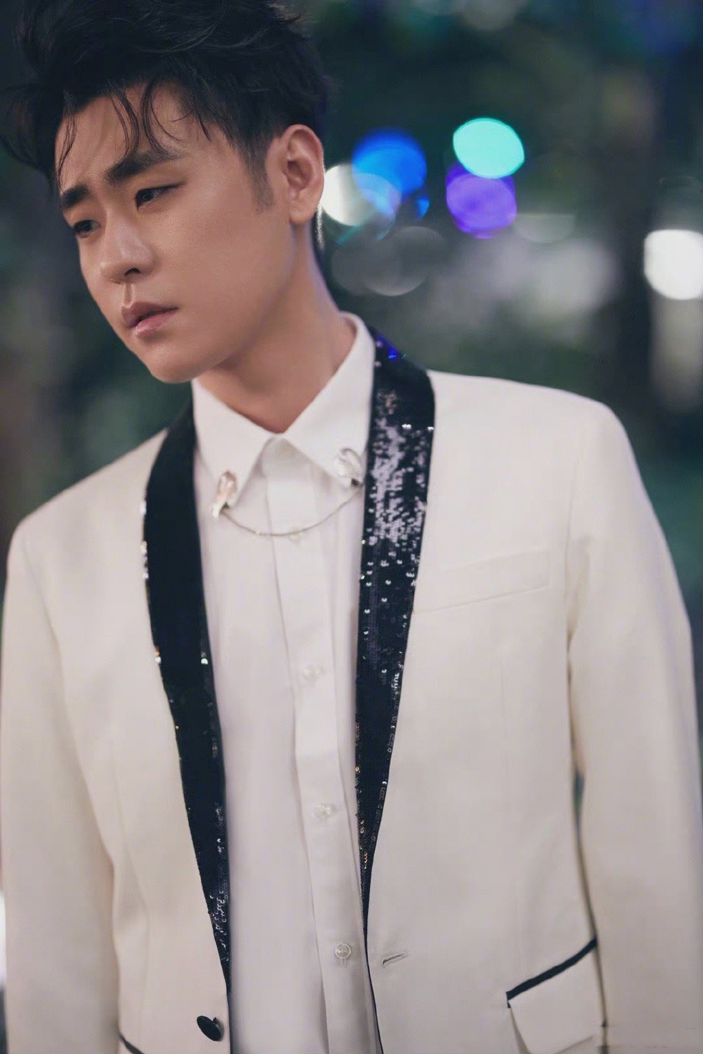 张云雷身穿白色西装亮相,黑色亮片西服领十分吸睛