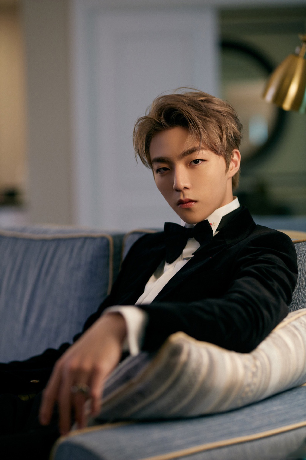 1/ 9陈立农身穿优雅绅士的西服套装搭配一袭金发造