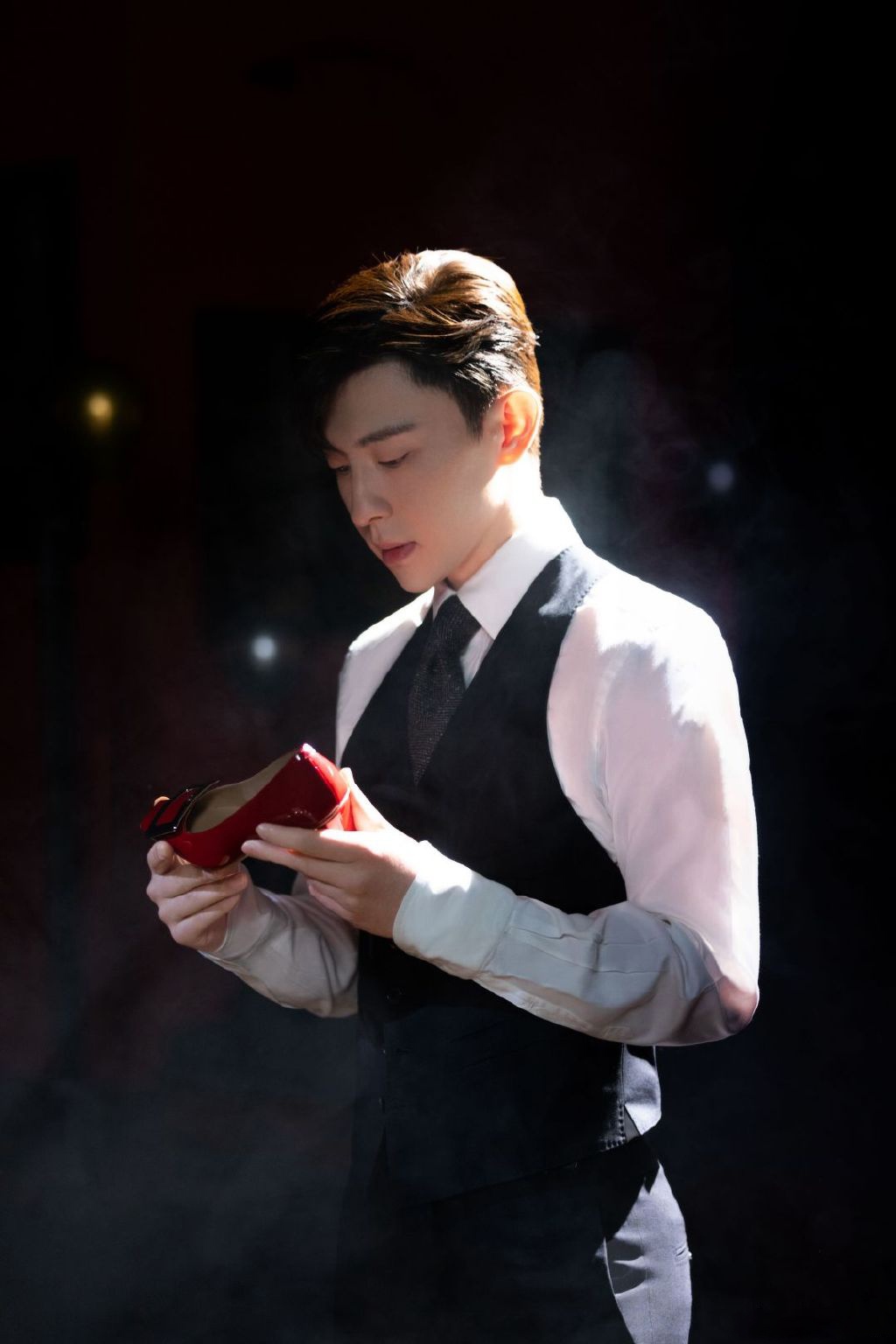 1 / 6 邓伦身穿黑白衬衣造型出镜roger vivier 2021 春夏系列微电影