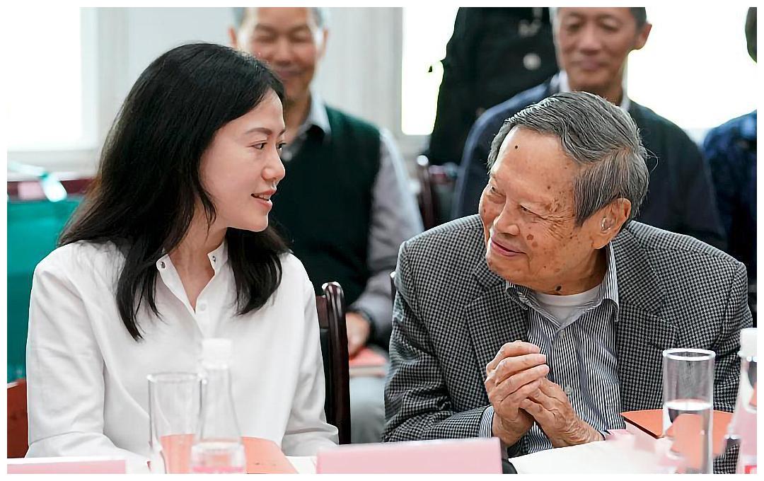 杨振宁喜迎百岁生日，45岁翁帆与其相守17年，网友慨叹：真不容易休闲区蓝鸢梦想 - Www.slyday.coM