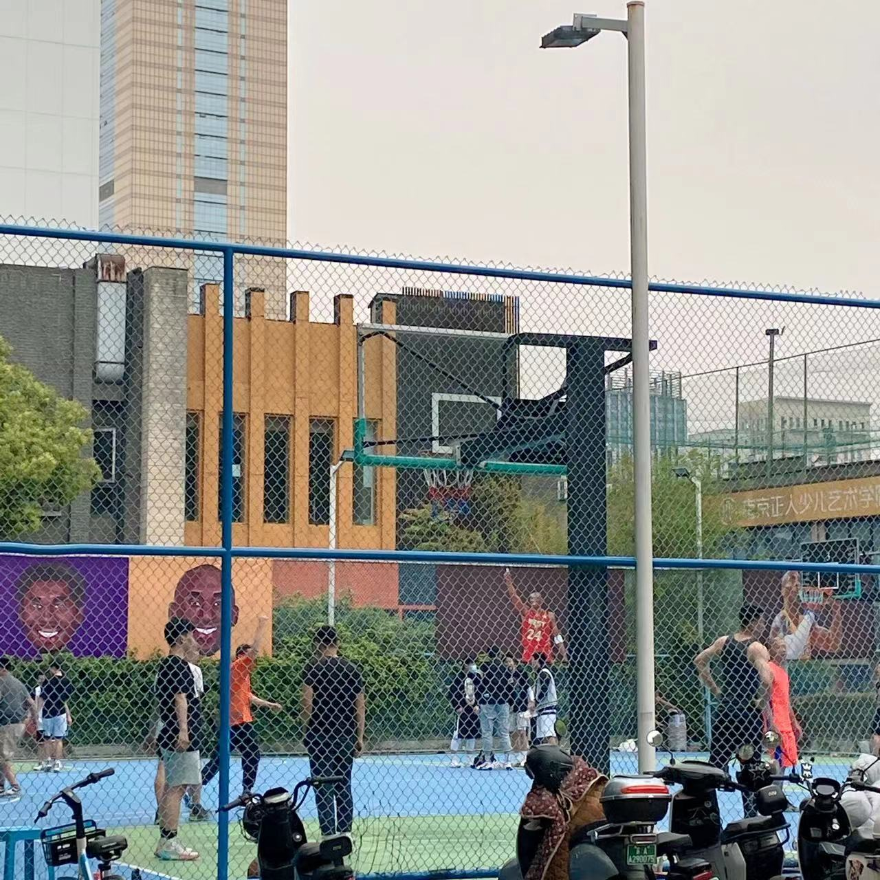 以为遇到的是之前想去的黑曼巴篮球场,结果一看是24号篮球公园,不管