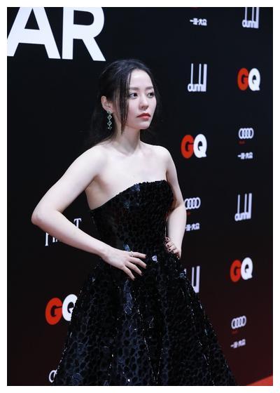 百变歌手张靓颖一身黑色开叉礼服时尚就要这么搭