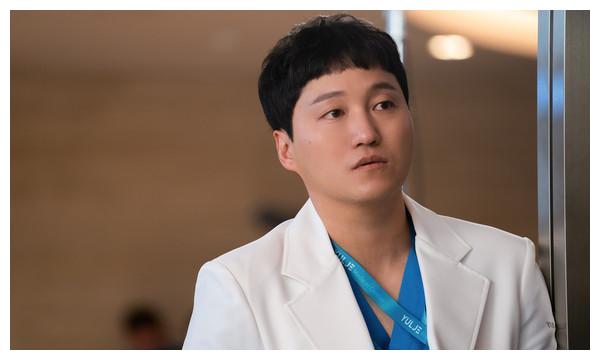 《机智医生》杨硕亨年轻帅照被挖出 尖脸有挺鼻