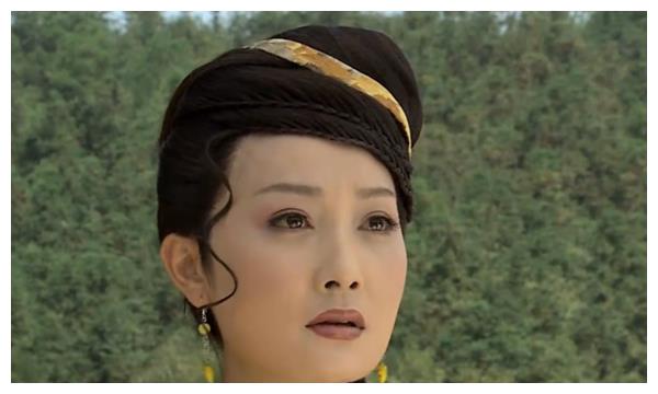 不料,林冲的突然杀出,却扈三娘分神,陈丽卿趁机拔出青錞剑,砍断套索