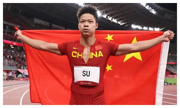 起跑之王苏炳添，百米9秒83，母校成为983学校休闲区蓝鸢梦想 - Www.slyday.coM