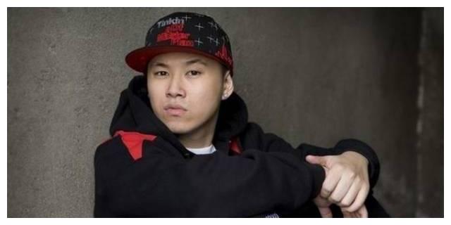 因为节目中的那"淡黄的长裙,蓬松的头发"和"就当是一场梦,醒了很久