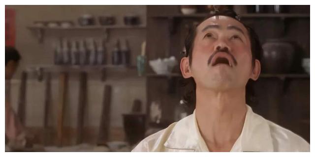 68岁的元华,凭借周星驰《功夫》拿下最佳男配,火了整整15年