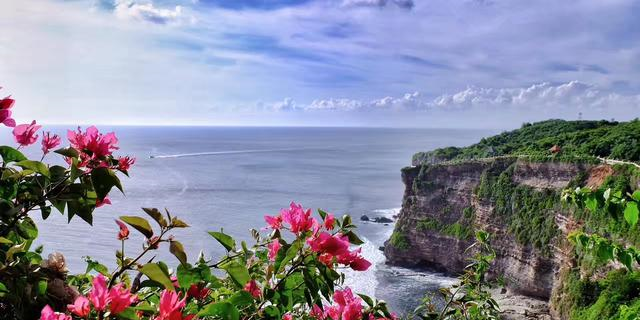 巴厘島美景我們在海邊懸崖等待夕陽海浪變成金色