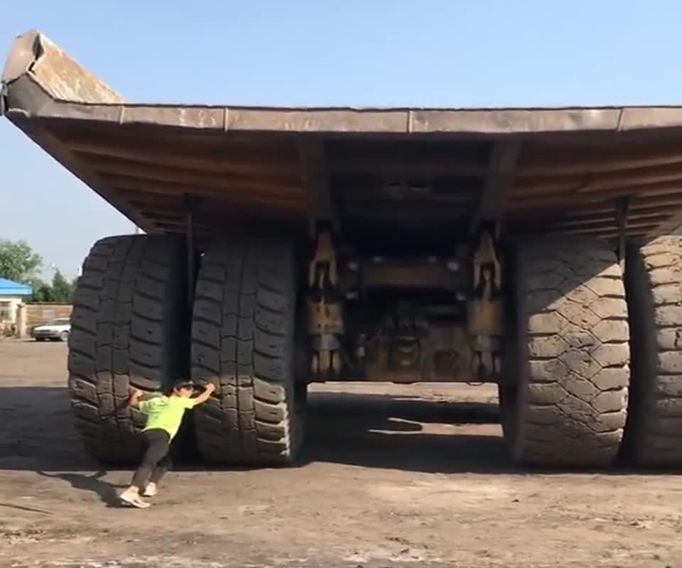 巨无霸矿车,一车能装400吨,小伙子的身高还没有轮胎高!