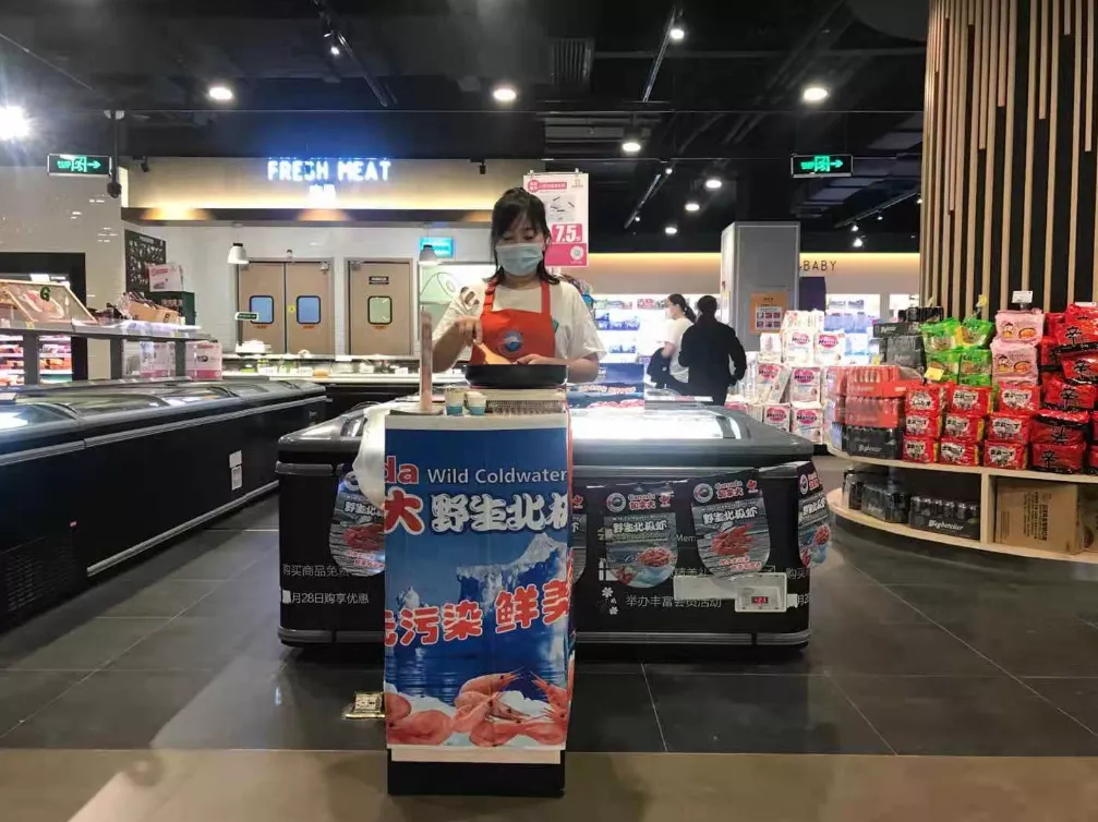 上海绿地嘉定万达店加拿大北极虾球&虾饼促销员在精心制作试吃品