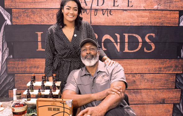 在马龙和他的白人选美冠军妻子kay结婚前,马龙绝对是个浪子,甚至他还