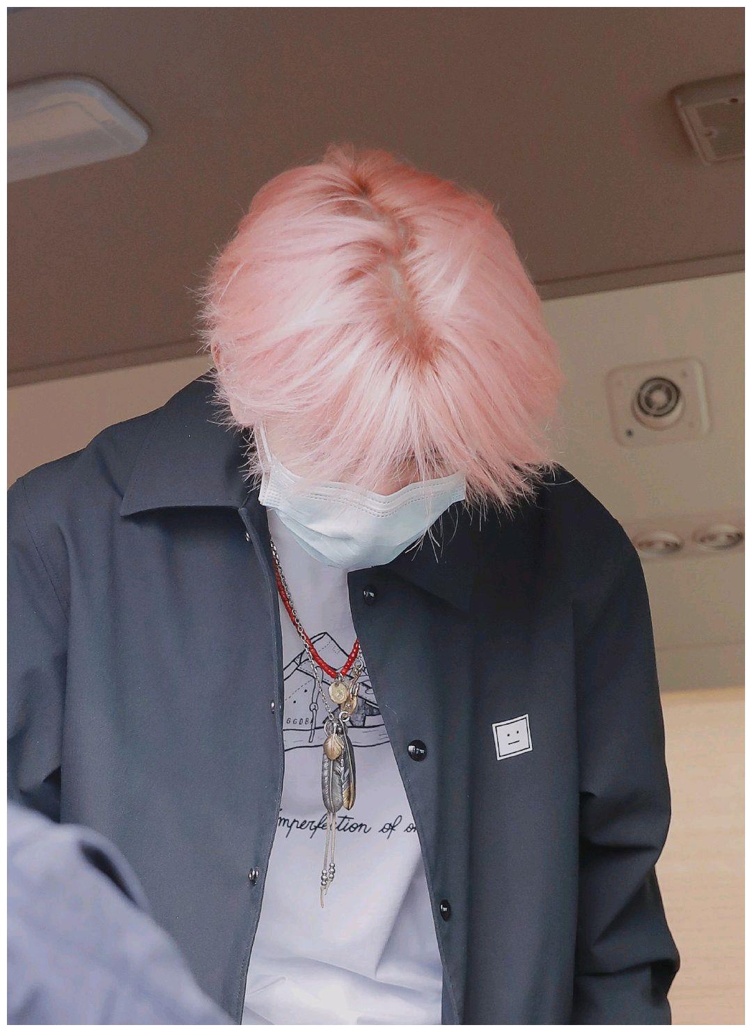 王源机场生图流出换发色堪比换脸素颜樱花粉发色太抢镜