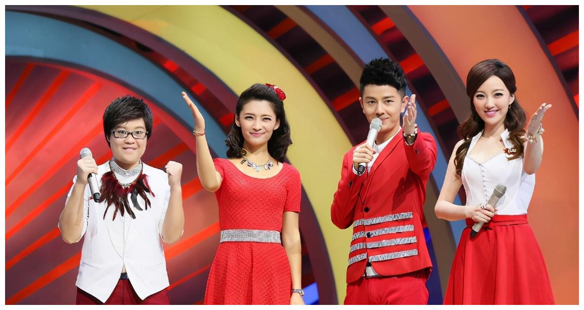 33岁主持人余声近照曝光性感大气凹凸有致产后一月练瑜伽