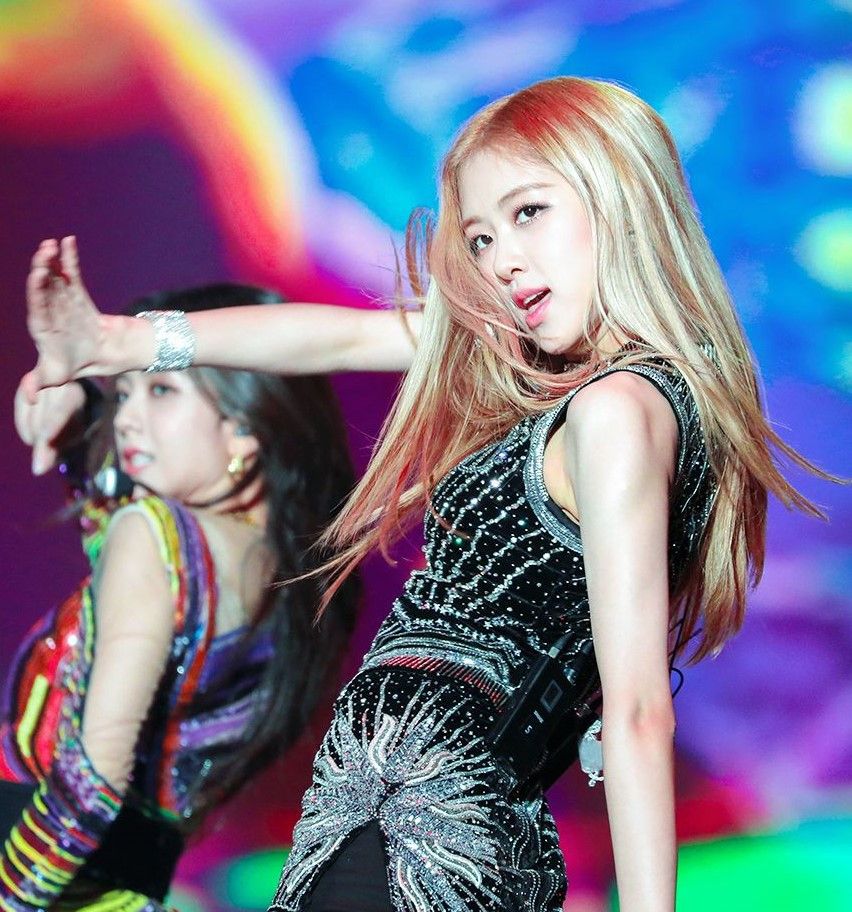 blackpink的成员朴彩英rosé舞台上光芒四射舒适感十足的风格