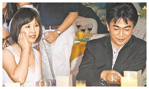 在与张葳葳补登记结婚后,吴宗宪帮老婆开了火锅店,健身中心,并且购买