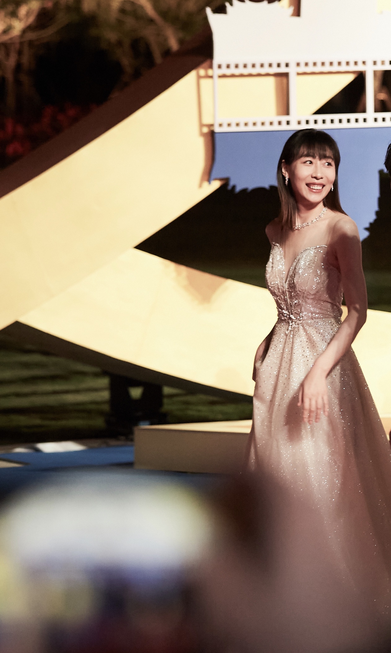 任素汐入围金鸡奖最佳女主颁奖时刻遭遇现场把脉