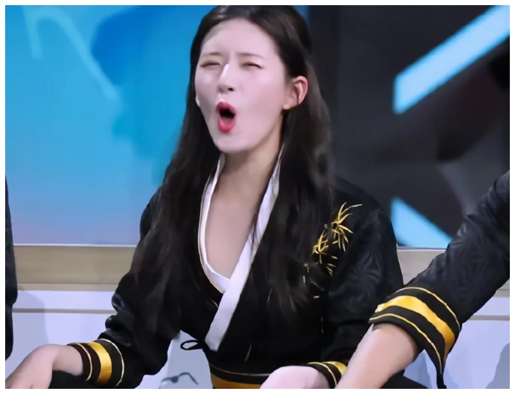 《快本》出风头,领口敞开故意不整理,成毅看到后眼神变了|快本|赵露思