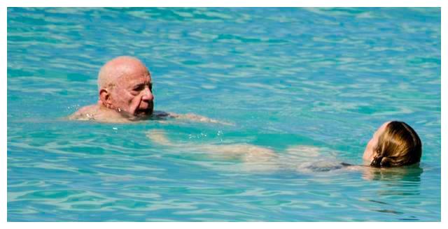 89岁默多克和63岁现任娇妻浪漫海边嬉戏真甜妻子扎麻花辫扮嫩