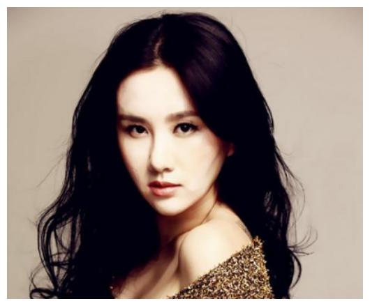 里饰演盈盈这个角色,在2009年的时候参演了两部电影《金钱帝国》和