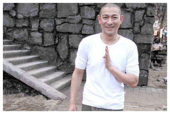 据刘德华说,家中父母是信佛的,自小亦有接触佛教,中学上的是佛教中学