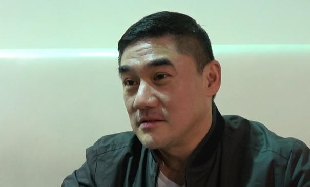 53岁吴大维与老婆甜蜜出行夫妇二人共享海鲜大餐