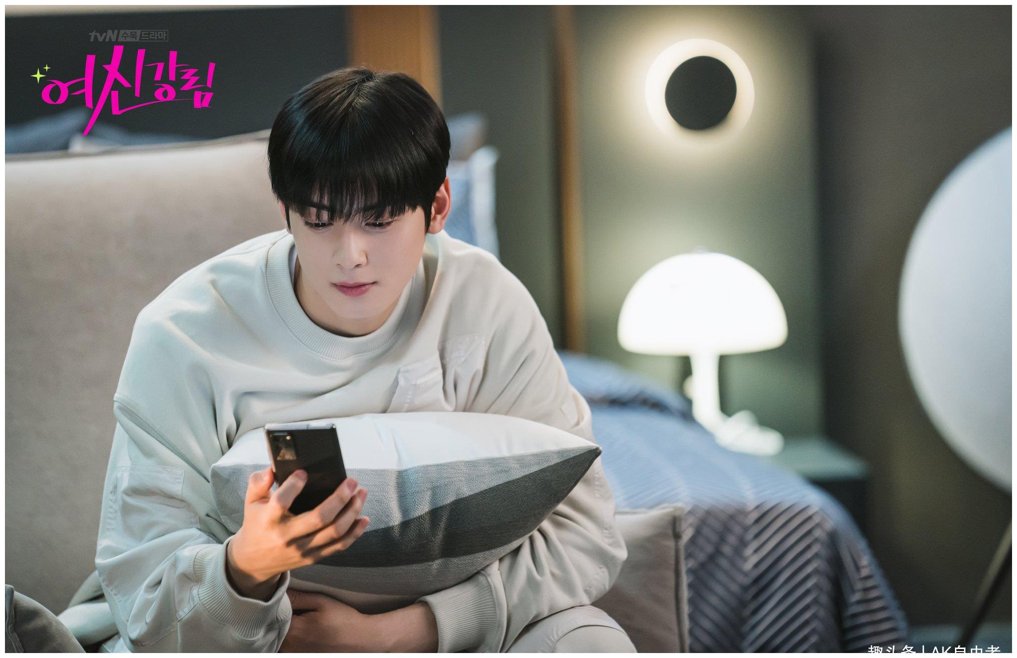 韩剧《女神降临》日前公布了astro的车银优主演的首张剧照