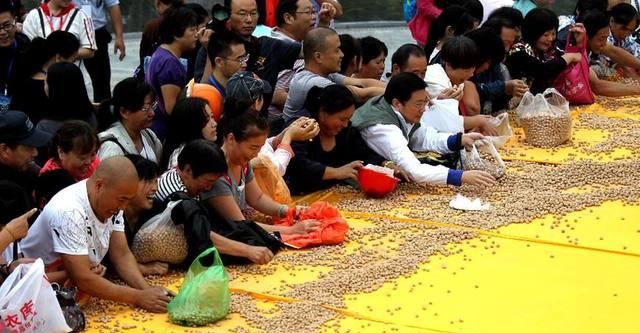 河南这两个地方用土做馍，网友看了：原来“吃土”是从这儿来的！休闲区蓝鸢梦想 - Www.slyday.coM