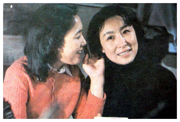 其实这两个女人分别是朱曼芳和邬君梅,而朱曼芳在年轻的时候,因为一部