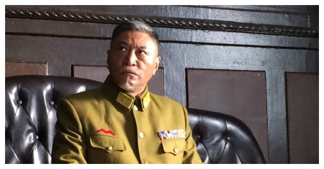 他被称为"鬼子专业户",名副其实的富二代,父亲是老戏骨牛犇