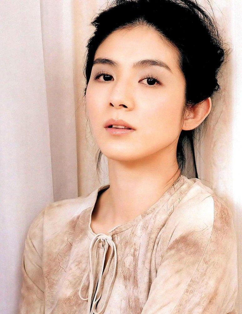 1974年的女星,北京的徐静蕾,香港的杨千嬅,你喜欢哪一个?